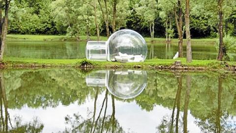 UT I NATUREN: Designeren bak diisse teltene mener at folk ikke sover nok ute under stjernene mer. FOTO: Bubbletree