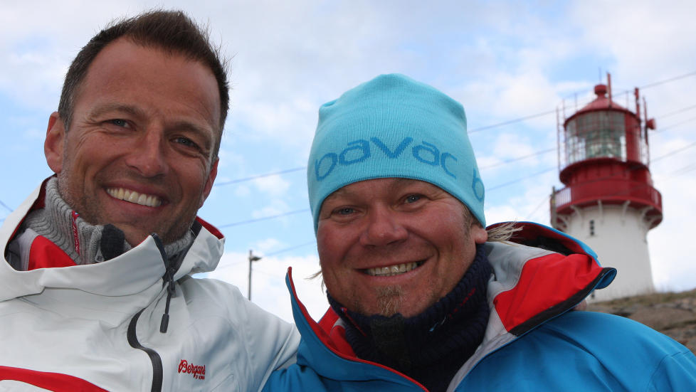 B�RER TUNGT: - Jeg har aldri v�rt s� sliten i  hele mitt liv, sier �71 grader nord�-deltaker Jan Tore Mehlen etter episoden hvor han m�tte b�re 50 kilo p� ryggen. Her med programleder Tom Stiansen. Foto: Ingerid Medhus/TVNorge