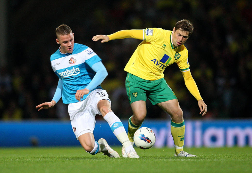 KOM TIL KORT: Connor Wickham (t.v.) og Sunderland fikk stryk av Grant Holt og Norwich p� Carrow Road. Det nyopprykkede laget fra Norfolk har n� vunnet to kamper p� rad og har begynt � finne seg til rette i Premier League.Foto: SCANPIX / AP Photo / Chris Radburn/PA