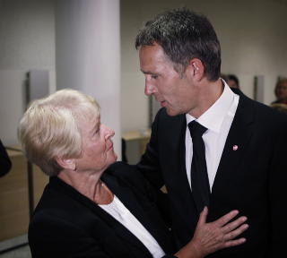 STO SAMMEN: Statsminister Jens Stoltenberg og Gro Harlem Brundtland etter terrorangrepet. Foto: Erling H�geland/Dagbladet