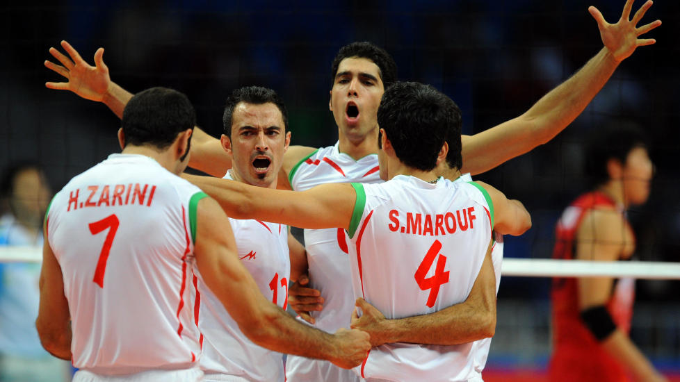 BR�T REGLENE: Spillerne p� Irans volleyballandslag skulle ikke ha tatt den kvinnelige dommeren i h�nda.Foto: SCANPIX/AFP/GOH CHAI HIN