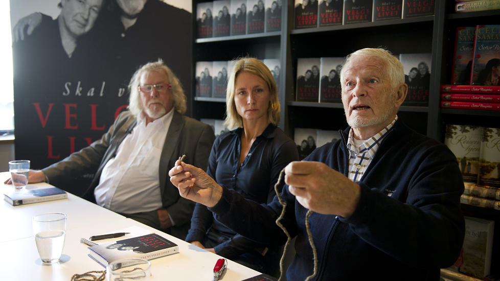 TILFELDIGHET: Carl Birger van der Hagen viser ved hjelp av et tau genfeilen til Dissimilis-general Kai Zahl. Foto: �istein N. Monsen/Dagbladet