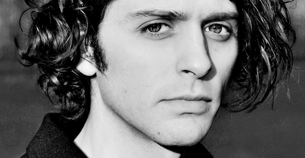 DYSTER DEBUT: Demian Vitanza har skrevet seg inn i gjerningsmennens sinn. Foto: Aschehoug