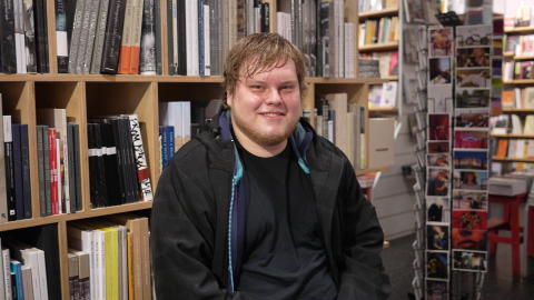 M�TTE OPP TIDLIG: - Jeg har v�rt fan av Don Rosa helt siden f�r jeg visste hvem han var. Jeg har alltid husket hans historier, der de andre ikke fester seg. Det er noe mer enn bare nostalgi, forteller Josva Kvilstad (23), som m�tte opp fem timer f�r signeringen for � sikre seg f�rsteplassen i k�en. Foto: SNORRE BRYNE