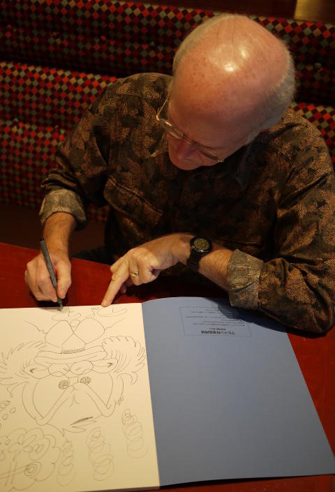 FORTSATT ST� H�ND: Selv om Don Rosa har sluttet � tegne Donald-historier, har han ikke glemt gamle kunster. Foto: SNORRE BRYNE