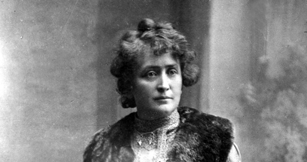 SENTRAL: Forfatter Arnhild Skre klarer i biografien om Hulda Garborg if�lge anmelderen � vise hvordan en sterk, insisterende og uhyre arbeidsom kvinne gjennom nasjonal identitetskamp klarte � skaffe seg en maktposisjon i en mannsstyrt utkantsivilisasjon i Europa. Illustrasjon fra boka.