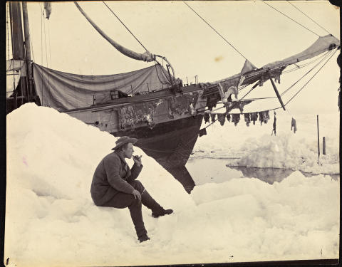 I POLHAVET: Her er Fridtjof Nansen fotografert foran Fram i Polhavet, 16. juli 1894. Foto: NASJONALBIBLIOTEKET