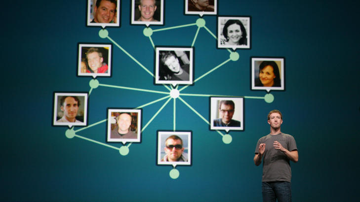 SAMLER INN DATA: Dette er ikke f�rste gang Facebook har blitt kritisert for � invadere folks privatliv, skriver Wall Street Journal. I mai skrev avisas journalist, Amir Efrati, at Facebook fortsetter � samle inn nettdata til og med n�r brukeren har lukket nettleseren, logget ut og skrudd av datamaskinen. Man m� eksplisitt logge ut av profilen. N� virker det som om de ogs� fortsetter � samle inn data om nettbrukeren etter at de har logget helt ut. Foto: AFP/KIMHIRO HOSHINO/SCANPIX