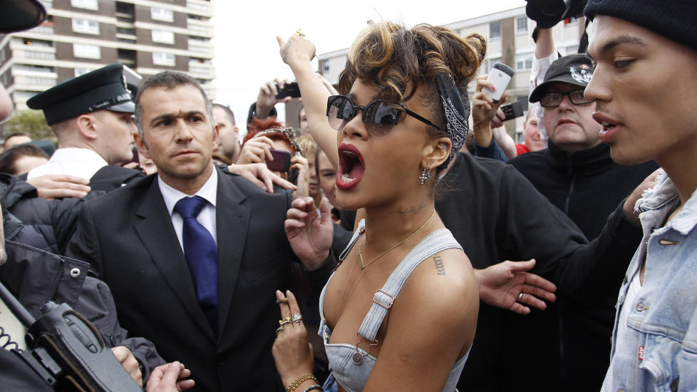 KAOS: Der var ikke bare den irske bonden som skapte tr�bbel under innspillingen av Rihannas nye musikkvideo mandag. Et annet sted, ikke langt unna, m�tte superstjernen selv ta til orde for � holde folk unna. FOTO: AP Photo/Peter Morrison
