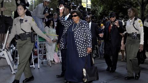 TILSTEDE: Foreldrene, Katherine Jackson og Joe Jackson, vinket til alle de framm�tte utenfor rettsbygningen i Los Angeles. FOTO: EPA/PAUL BUCK