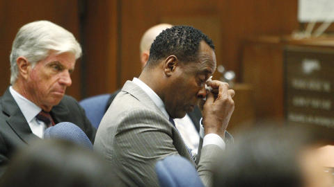 GR�T: Lege Conrad Murray tok til t�rene under f�rste del av rettsaken. Blir han d�mt for uaktsomt drap p� Michael Jackson risikerer han i verste fall fire �rs fengsel og inndragelse av lisensen sin. FOTO: REUTERS/Al Seib/Pool