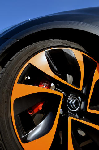 GOD (H)JUL: Sjekk disse oransje felgene! P� de fleste andre biler ville dette sett helt rart ut - p� en DS3 Racing passer det perfekt. Foto: ANDREAS HANDELAND