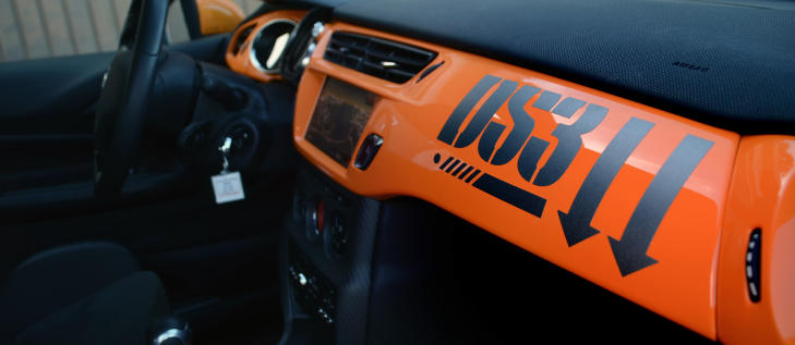 SLAPP AV: Neida, det er ingen som har puttet noe rart i kaffen din. DS3 Racing er kn�sj, og kler det bedre enn de fleste andre ville gjort. Foto: ANDREAS HANDELAND