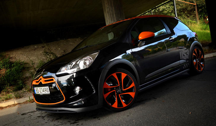 Oppmerksomhetssjuk: Ingen, ja absolutt ingen, kan la v�re � glane p� DS3 Racing. Foto: ANDREAS HANDELAND