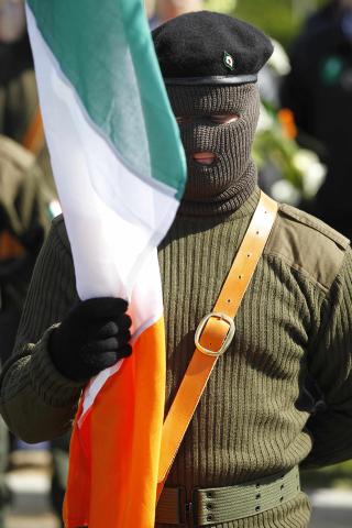 ANGREP: IRA angrep britiske styrker i 1988 - ITV dokumenterte at de jobbet med Muammar Kadhafi. Foto: AP/Peter Morrison/Scanpix