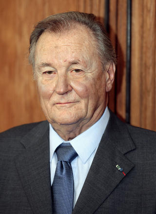TEGNESERIESKAPER: Albert Uderzo har tegnet Asterix i 52 �r. N� er han blitt 84 �r og legger ned pennen etter 350 millioner solgte eksemplarer av serien. Foto: AFP/Scanpix
