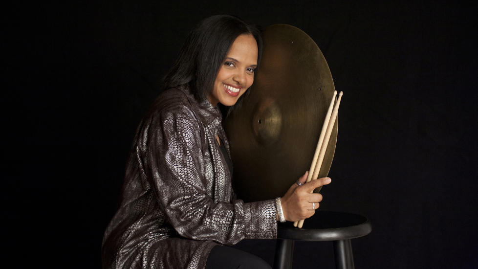 STERK: Den amerikanske trommeslageren Terri Lyne Carrington tilh�rer den amerikanske jazzens elitesjikt og har samlet en rekke sterke kvinnelige ut�vere til sitt nye prosjekt. Det har resultert i et godt og ikke minst viktig album. FOTO: CONCORD REC./TRACY LOVE