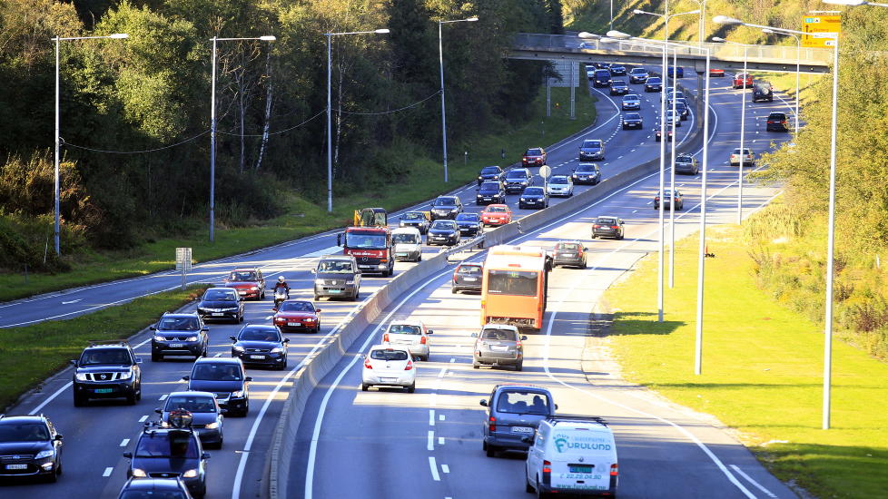INGEN STRAFF: Utenlandske bilister kan rive fartsbota i to og kj�re videre p� norske veier. Staten har ingen mulighet til � kreve inn pengene uansett. Foto: Cornelius Poppe / SCANPIX