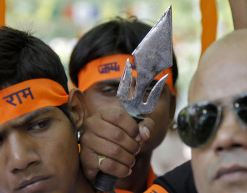 UNGDOMSBEVEGELSE: HPs ungdomsbevegelse, Bajrang Dal, blir av wikipedia kalt for en �militant hinduorganisasjon�. 

Bajrang Dal er blitt kraftig kritisert for � st� bak drap og massakre av kristne og muslimer. Foto: SCANPIX