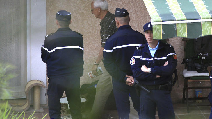 TUNGE DAGER: 23. juli våknet Jens Breivik til nyheten om at det var hans egen sønn som var pågrepet for. Dette bildet er tatt to dager seinere, ved farens bolig i Frankrike. Foto: Bob Edme / AP / Scanpix TUNGE DAGER: 23. juli våknet Jens Breivik til nyheten om at det var hans egen sønn som var pågrepet for. Dette bildet er tatt to dager seinere, ved farens bolig i Frankrike. Foto: Bob Edme / AP / Scanpix