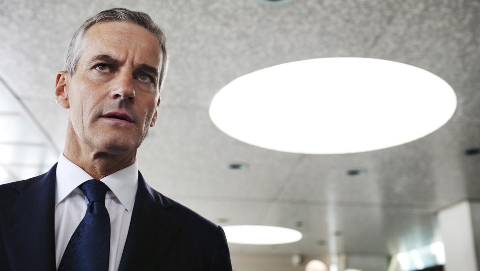 GI GJERNE GASS: - Gi gjerne gass, men gj�r det p� riktig m�te, var budskapet fra Jonas Gahr St�re under Oljeindustriens Landsforenings �rsm�te i dag. Utenriksminister Jonas Gahr St�re tror gass kan ha en n�kkelrolle i olje- og gassn�ringens rolle i m�te med klimautfordringene. Her fra St�res reise til Washington i august. Foto: Linus Sundahl-Djerf