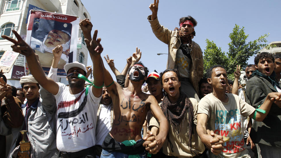 FORBANNET: Demonstranter i gatene i Sana under g�rsdagens demonstrasjoner. I dag er det h�rt kraftige eksplosjoner i byen. Foto: REUTERS/Ahmed Jadallah/Scanpix