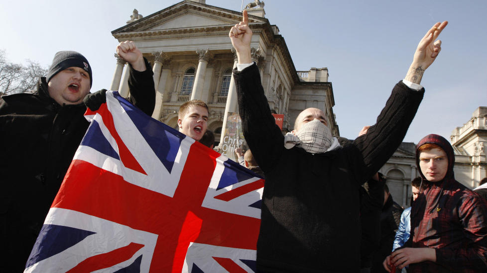 ST�RRE I ENGLAND: �De h�yreekstreme har marginal oppslutning, s�rlig i Norden. P� kontinentet er bildet litt annerledes. S�rlig i England har gruppen English Defence League vokst seg store de siste �ra�, skriver artikkelforfatteren. Her er en EDL-demonstrasjon i forbindelse med Geert Wilders' bes�k i England i fjor. Foto: Luke MacGregor/Reuters/Scanpix