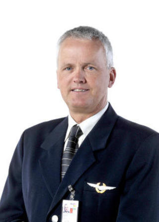 FLYEKSPERT: Knut Berger er flykaptein i flyselskapet SAS. Har jobbet som pilot siden 1986, og v�rt i SAS i ni �r. Berger kan svare p� sp�rsm�l om alt som har med flyreisen � gj�re: Fra spesifikke flytekniske sp�rsm�l, til r�d og tips til dem som er redde eller bekymret for � fly. Foto: HANS ARNE VEDLOG