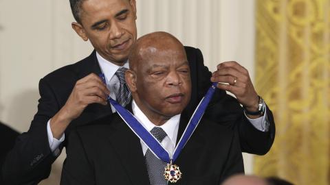 MYE KONTAKT: President Barack Obama be�rer sin helt, John Lewis i en seremoni i det hvite hus i februar i �r. Lewis mener verden m� v�re t�lmodig med Obama, som han mener har evnene, energien, egenskapene og engasjementet til � bli en president verden vil huske. Foto: Carolyn Kaster/Ap/Scanpix