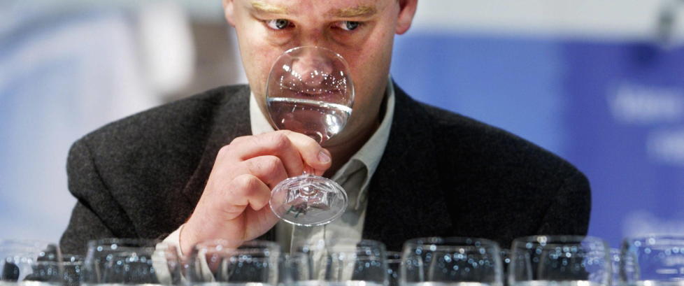 Unge kontroll�rer fikk vin som l�nn