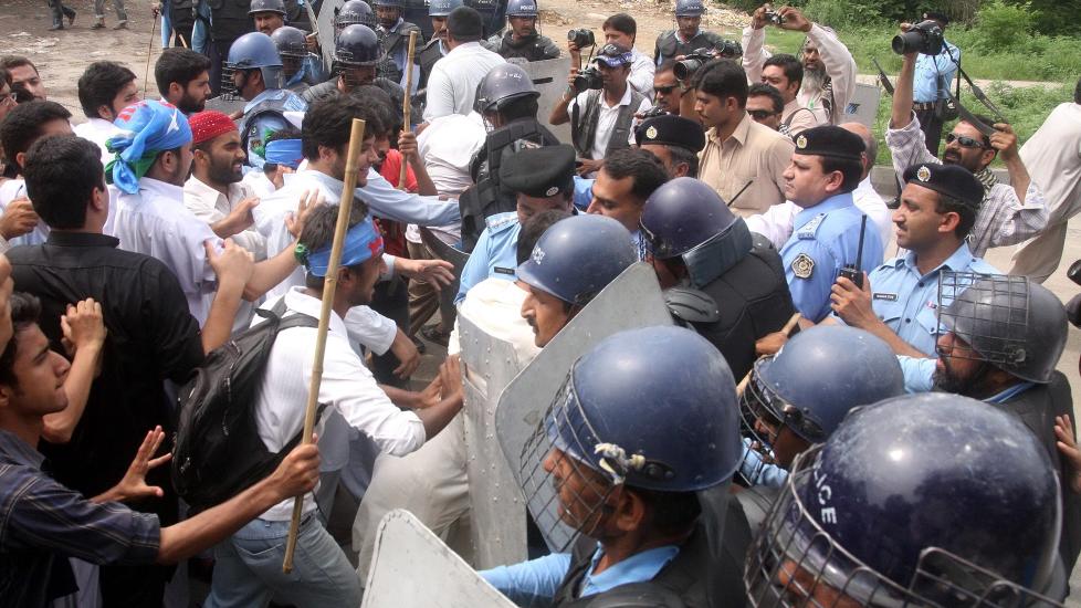 F�LGER MED: UD overv�ker radikale islamister - her fra en sharia-demonstrasjon i Pakistan. Foto: EPA/Scanpix