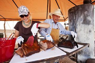 UTEN MAT: Curt Kelling og datteren Becky gj�r klar oksekj�ttet som har mer enn 12 timers fartstid i ovn og grill f�r det blir m�rt som sm�r. Foto: PER FL�THE
