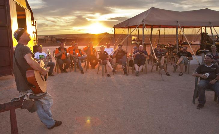 COWBOYSANG: Svein Lindland fra Mandal s�rget for at mc-gruppen fra Norge og Finland, med selskapet route66usa.info, fikk med seg skikkelig cowboysang i solnedgang over pr�rien. Foto: PER FL�THE