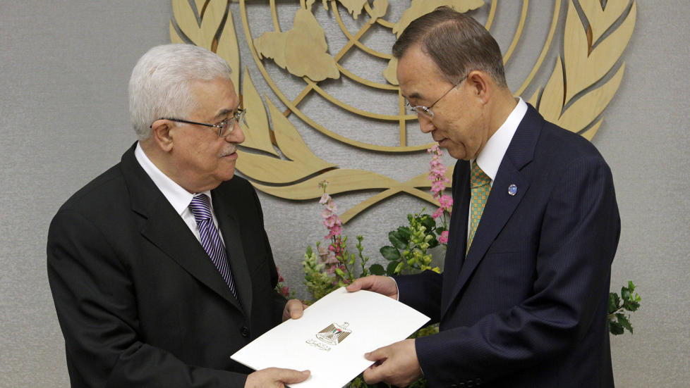 FN-s�knad: Palestinernes president Mahmoud Abbas leverte s�knaden om FN-medlemskap til FNs generalsekret�r Ban Ki-moon 23. september. �Medlemskap blir det ikke i denne omgangen�, skriver Sverre Lodgaard. Foto: Seth Wenig/AP/Scanpix