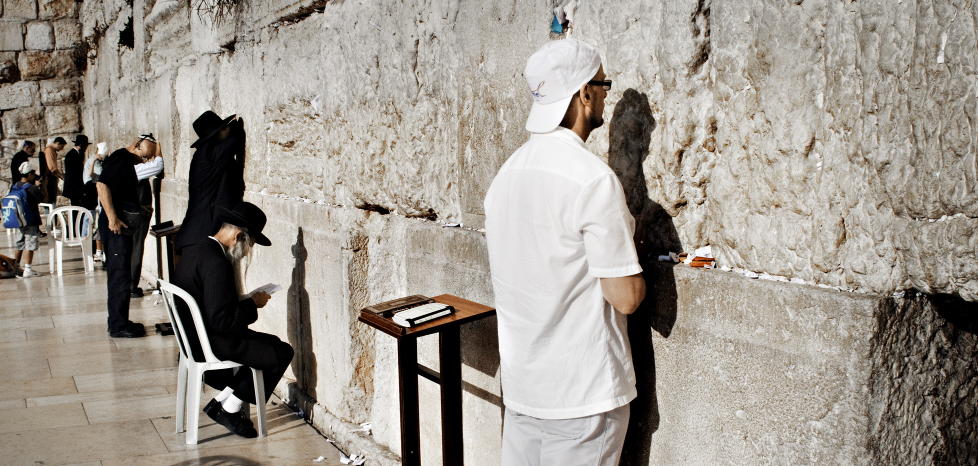 JERUSALEM: Klagemuren er det tydeligste sporet etter det j�diske tempelet som ble revet av romerne i v�rt f�rste �rhundre - en av de mange tragiske episodene i byens historie. N� har Jerusalem f�tt sin biografi. Foto: J�rn H. Moen/Dagbladet