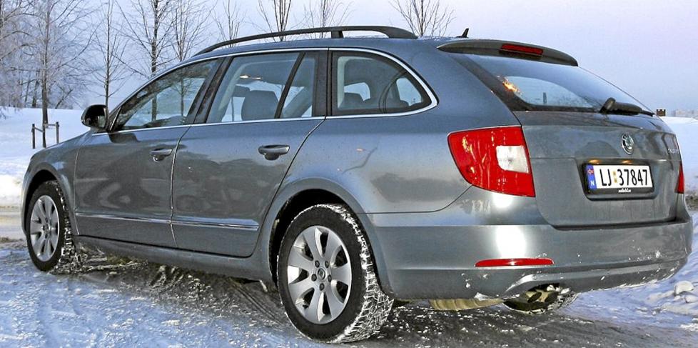 SUPERB: Mange vil nok tro at en 1,4 liters bensinmotor i en stor bil som Superb er totalt h�pl�st, men la deg ikke lure av lite slagvolum. Den lille bensinmotoren med turbo gir bilen respektable ytelser. I tillegg har den et forbruk det g�r an � leve med. FOTO: Petter Handeland