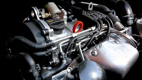 BENSINMOTORER: Tre fjerdedeler av norske bilkj�pere velger i dag dieselmotorer. Snart blir de imidlertid dyrere, og da kan sm� bensinmotorer som dette ta over. FOTO: Egil Nordlien  HM Foto