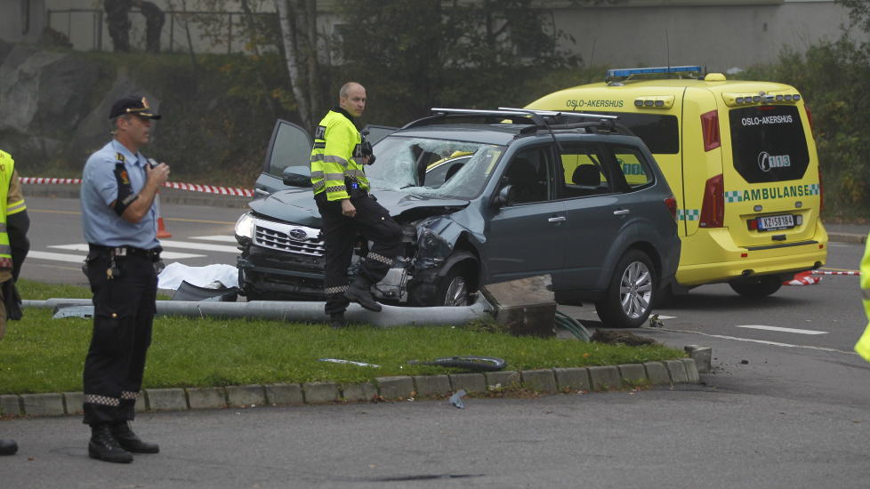 D�DSULYKKE:Politiet unders�ker en bil som var innvolvert i en ulykke med syklist i Hellerudveien 92. Syklisten d�de, og mannen som er siktet ble i dag varetekstfengslet for fire uker. Foto: Jon Eeg / Scanpix