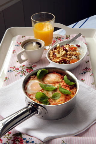 God start: Det trenger ikke være så komplisert å bytte ut brødskivene. Vaniljeyoghurt med granola og bakte egg er litt luksus. God start: Det trenger ikke være så komplisert å bytte ut brødskivene. Vaniljeyoghurt med granola og bakte egg er litt luksus.