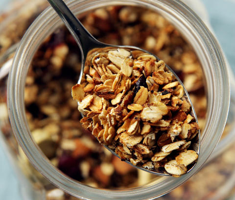 Min müsli: Bland nøtter, gryn og honning og rist i ovnen. Min müsli: Bland nøtter, gryn og honning og rist i ovnen.