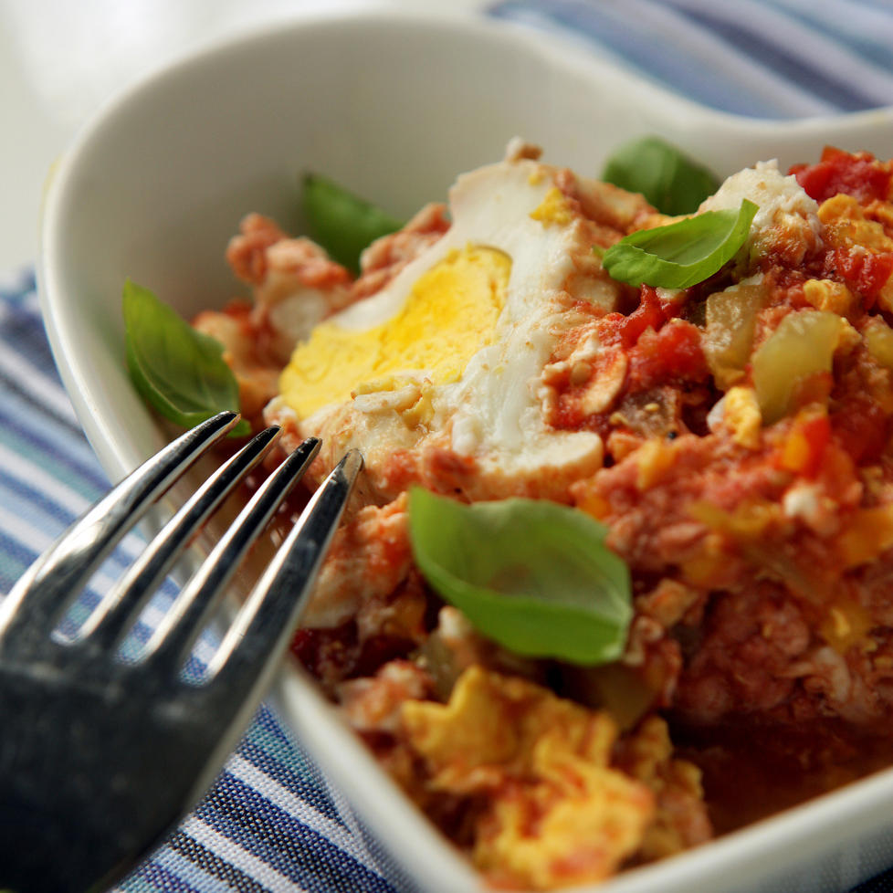 Eggselent: Varm en tomatsaus og knekk i et par egg.