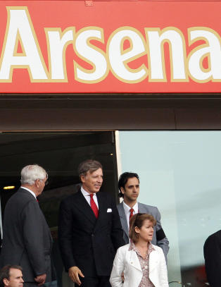 - Wenger får bli så lenge han vil