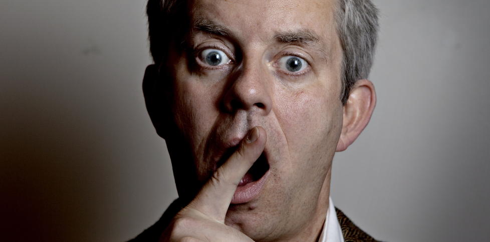 PENGER: Knut N�rum er en av flere norske forfattere som i samlingen �Jeg fant, jeg fant!� har skrevet barnedikt inspirert av Askeladden. Han har bidratt med et dikt om hvordan penger kan f�re en p� ville veier. Foto: Lars Eivind Bones / Dagbladet