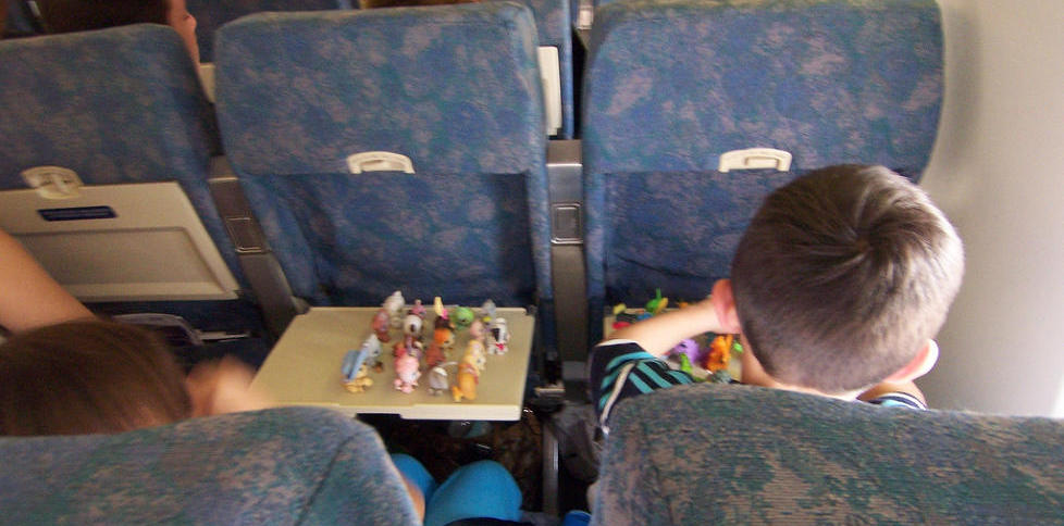 KAN PLANLEGGE BEDRE: Dagbladets reiseekspert Knut Berger, mener mange foreldre kan gj�re det enklere for seg selv ved � planlegge flyreisen litt bedre. Det kan de for eksempel gj�re det ved � ha med mat, drikke, b�ker, blader og spill, forteller han. Illustrasjonsfoto: XERSTI/CREATIVE COMMONS