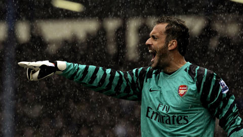 KORTSIKTIG L�SNING: Manuel Almunia fyller hanskene til Robert Green den neste m�neden.Foto: SCANPIX/REUTERS/Nigel Roddis