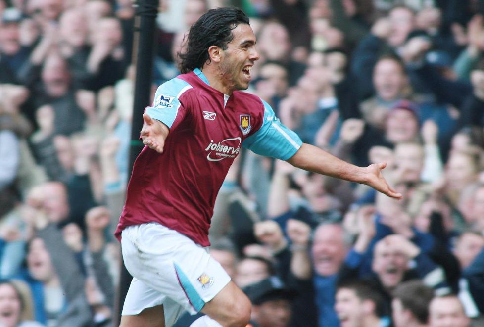 FORTSATT I TAKKNEMLIGHETSGJELD: West Hams supportere st�r fortsatt i takknemlighetsgjeld til Carlos Tevez etter at argentineren n�rmest egenhendig reddet dem fra nedrykk v�ren 2007. N� h�per klubben fra �st-London � f� i stand en l�neavtale, melder BBC.Foto: SCANPIX/EPA/BEN STANSALL