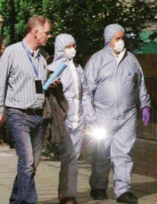 Jente (18) skutt på fortauet med baby i armene