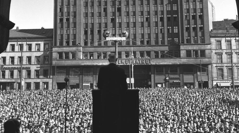 HISTORISK STABILITET: Arbeiderpartiet hadde rent flertall bak seg i Stortinget fra 1945 til 1961. Her taler Einar Gerhardsen til folket p� Youngstorget 1. mai 1957. Foto: NTB/Scanpix
