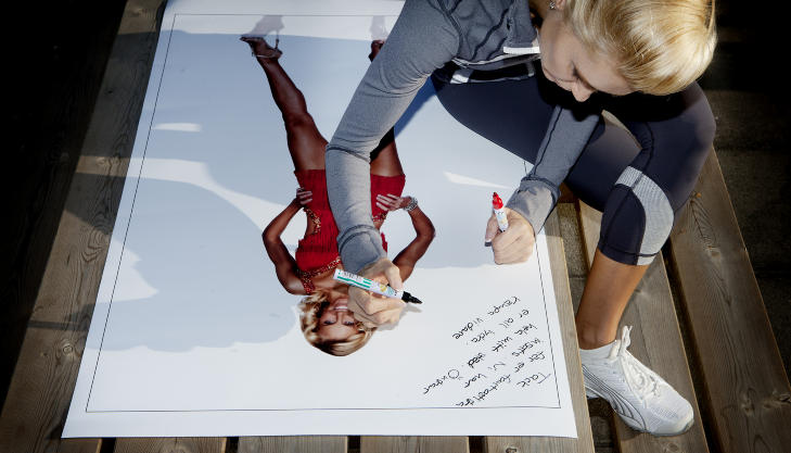 GIR GUTTA I GR�NT DET DE VIL HA: Anna Anka signerer en plakat av seg selv til soldatene i Afghanistan, etter at hun fikk en epost med foresp�rsel fra guttene. Foto: Anita Arntzen/Dagbladet