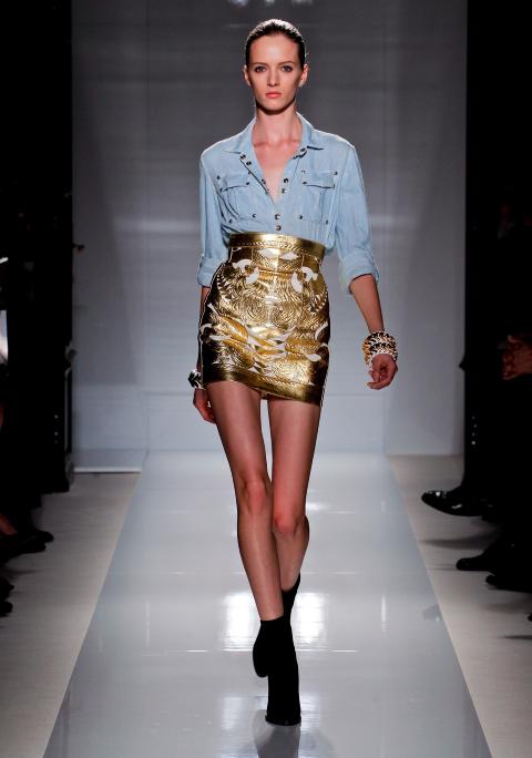 DENIM OG S�M: Balmains nye sjefdesigner Olivier Rousteing (26) presenterte en noe mykere linje med innslag av dongeri under moteuka i Paris p� torsdag. Foto: Stella Pictures